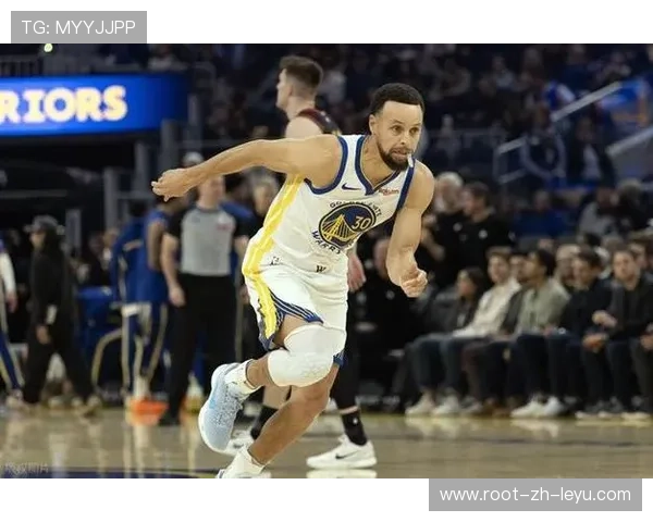 库里持球穿越三人上篮得手，勇士展现韧性
