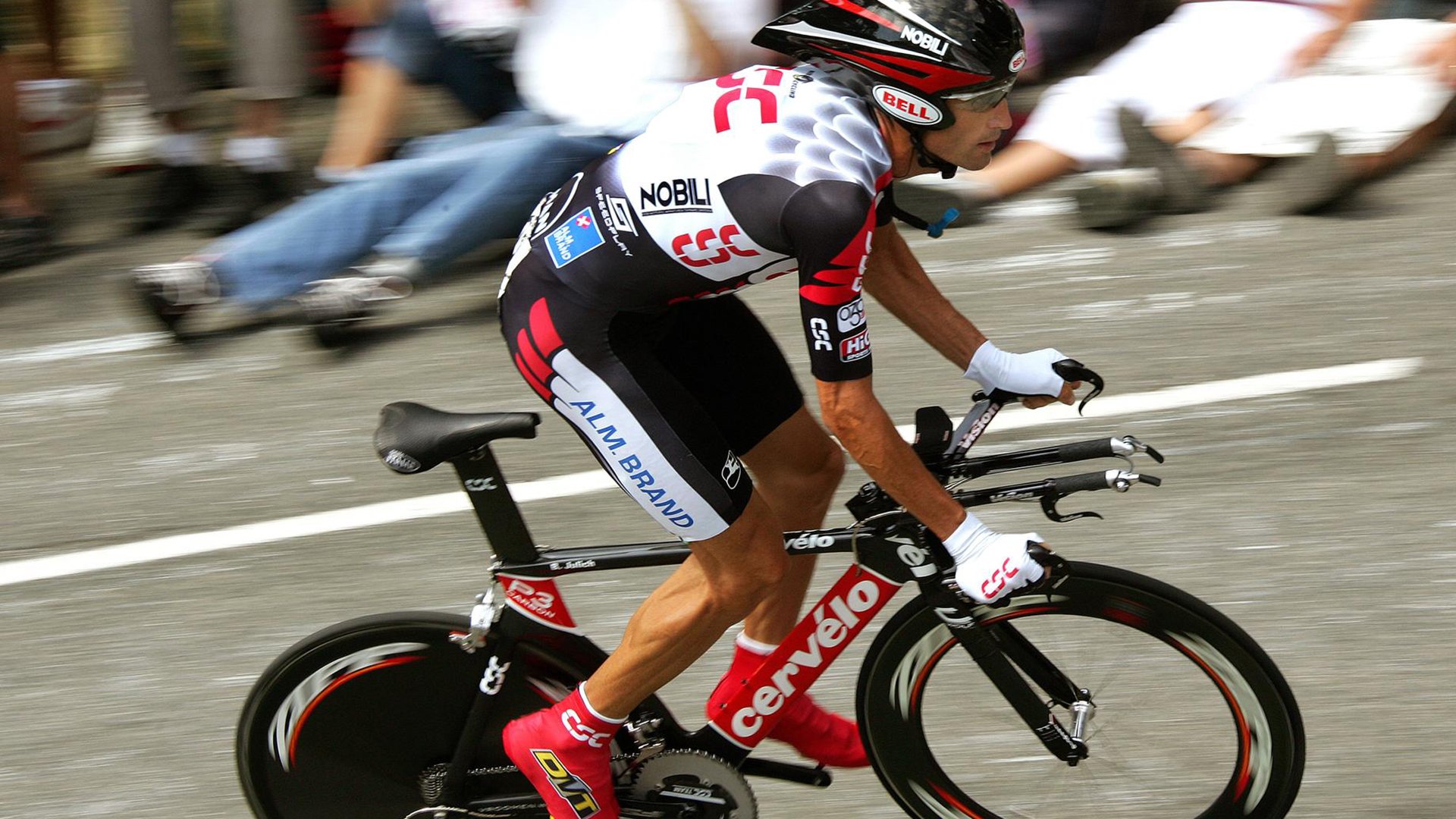 “东安湖体育公园龙舟赛:队员齐心协力争夺荣耀”